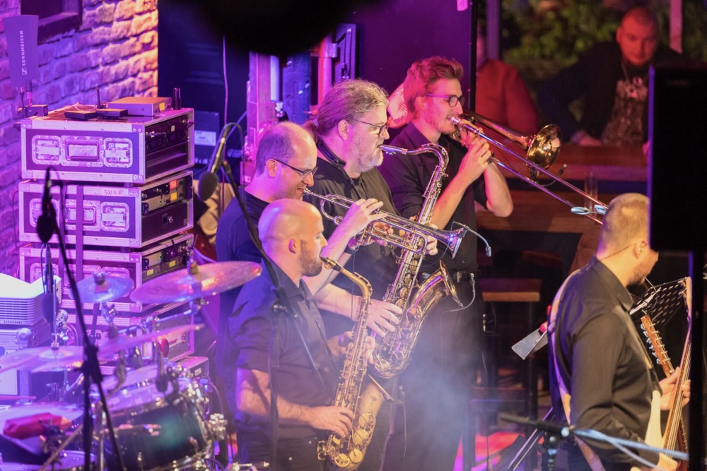 Live-Auftritt mit vollem Bläsersatz