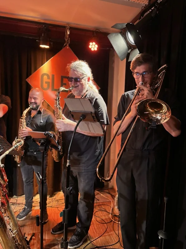 Sängerinnen und Sänger auf der Bühne